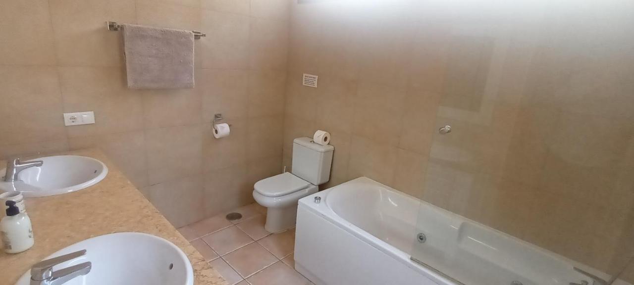 Beautiful, Spacious Villa, Heated Pool, Sleeps Eight, With Quality Furnishings Caleta de Fuste Exterior foto